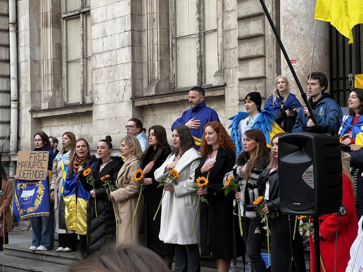 lterrenes's tweet photo. Il y a 3 ans, la Russie de Poutine envahissait l’Ukraine.

Comme depuis le début du conflit, les Lyonnais et les Lyonnais se mobilisent, en soutien de nos frères et nos sœurs européens.

Pour l’Europe, pour nos libertés, pour la démocratie. #StandWithUkraine ✊🏼🇺🇦🇪🇺
#Lyon https://t.co/Qisdi4c66M