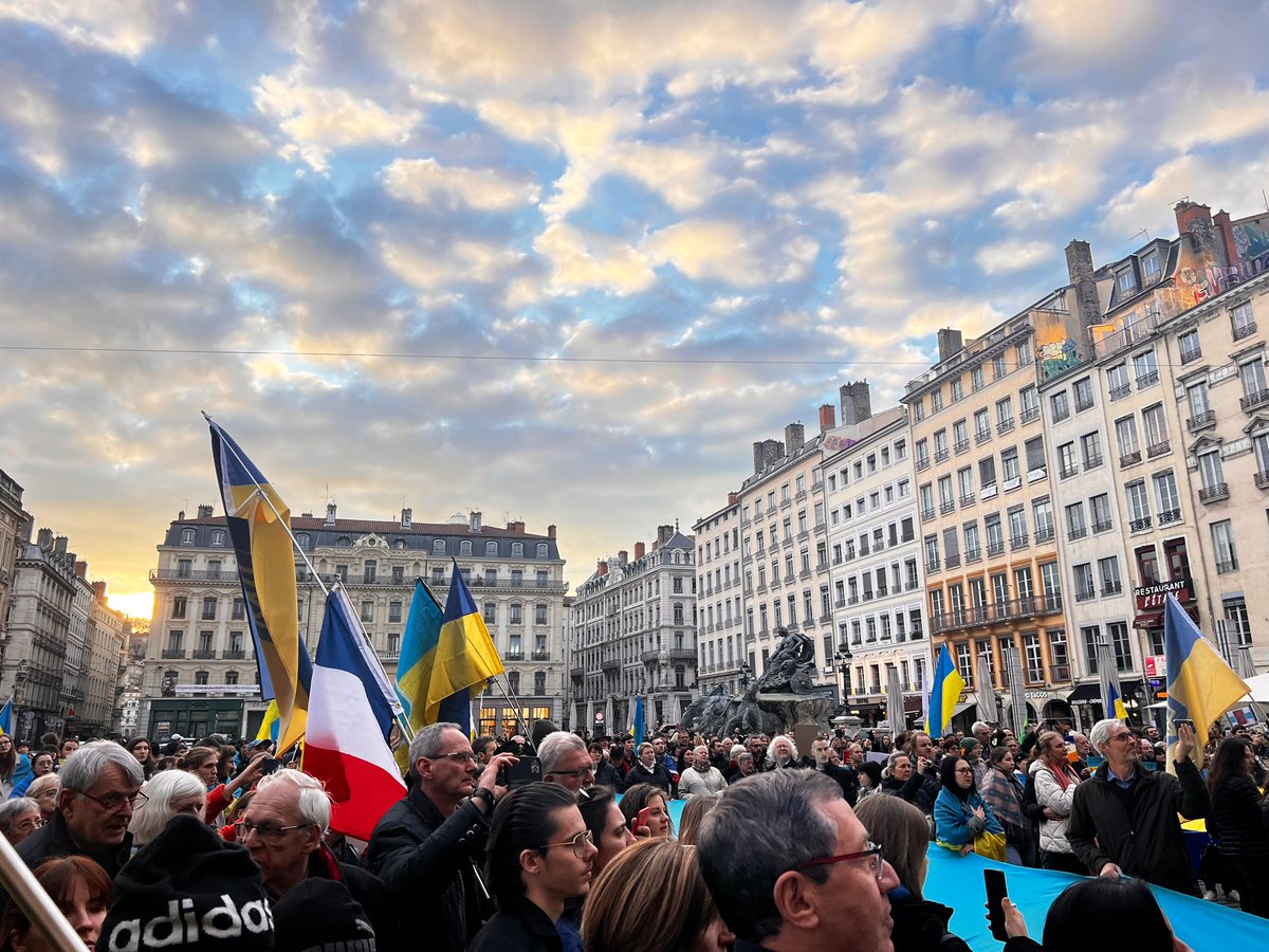 lterrenes's tweet photo. Il y a 3 ans, la Russie de Poutine envahissait l’Ukraine.

Comme depuis le début du conflit, les Lyonnais et les Lyonnais se mobilisent, en soutien de nos frères et nos sœurs européens.

Pour l’Europe, pour nos libertés, pour la démocratie. #StandWithUkraine ✊🏼🇺🇦🇪🇺
#Lyon https://t.co/Qisdi4c66M