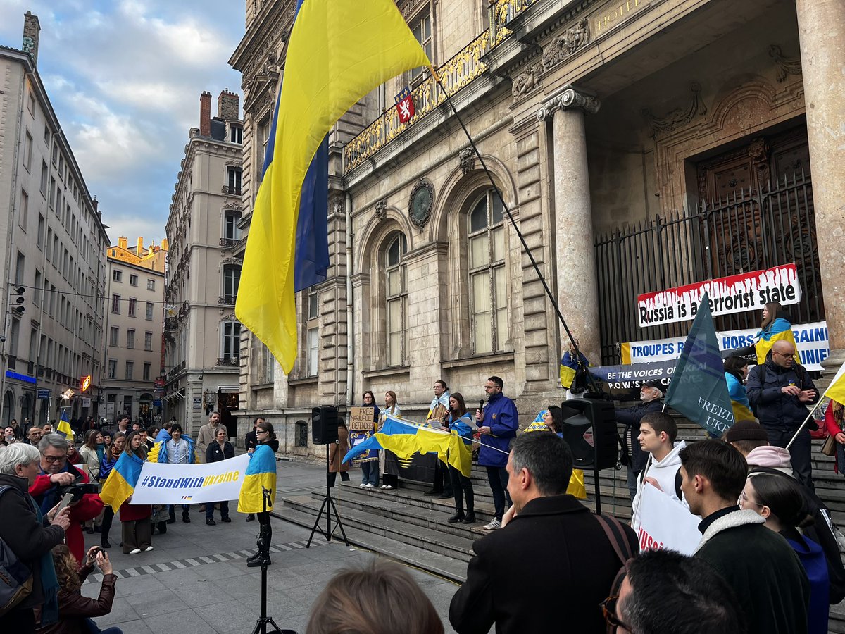 lterrenes's tweet photo. Il y a 3 ans, la Russie de Poutine envahissait l’Ukraine.

Comme depuis le début du conflit, les Lyonnais et les Lyonnais se mobilisent, en soutien de nos frères et nos sœurs européens.

Pour l’Europe, pour nos libertés, pour la démocratie. #StandWithUkraine ✊🏼🇺🇦🇪🇺
#Lyon https://t.co/Qisdi4c66M