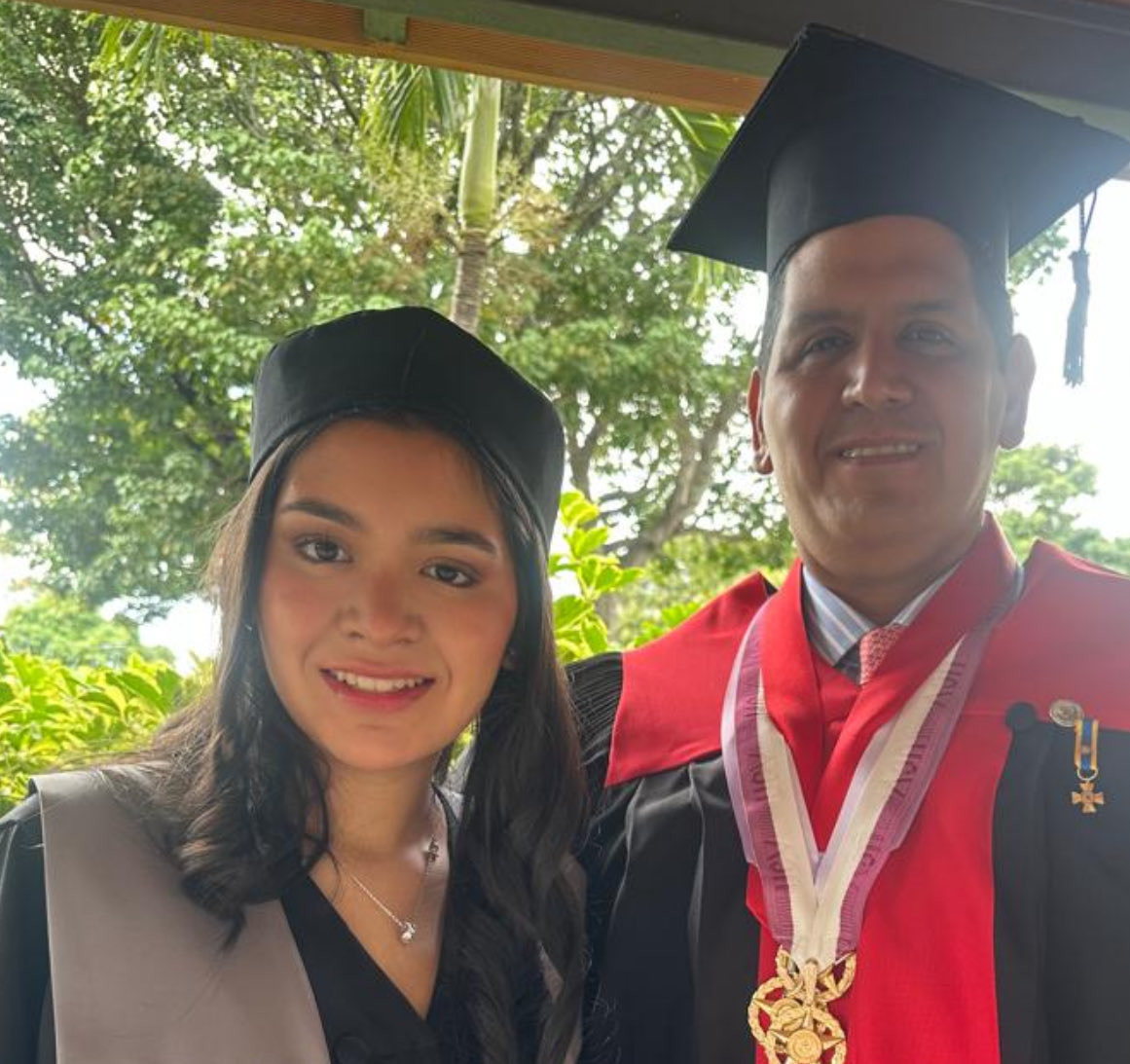 Mi nieta Daniela Valentina Rondon Marin, en su acto de grado con su papa.