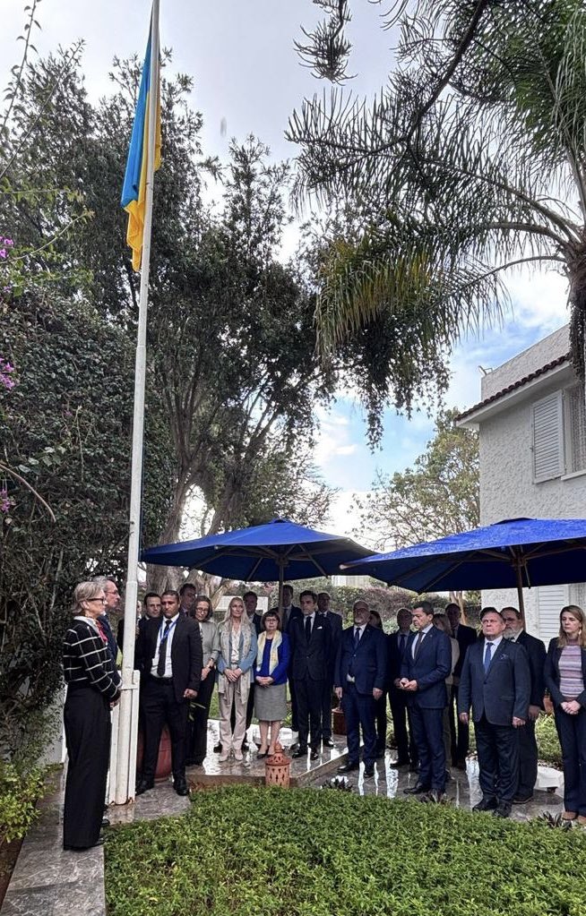 llombartpatUE's tweet photo. Moment solennel à la résidence de l’UE au Maroc entre les Ambassadeurs de l’UE et l’Ambassadeur d’Ukraine pour hisser le drapeau ukrainien. Trois ans après l’invasion par la Russie, l’UE reste aux côtes de 🇺🇦 et de son peuple courageux et résilient.
Pour toujours!
#StandWithUA https://t.co/X0vZgJGnWl