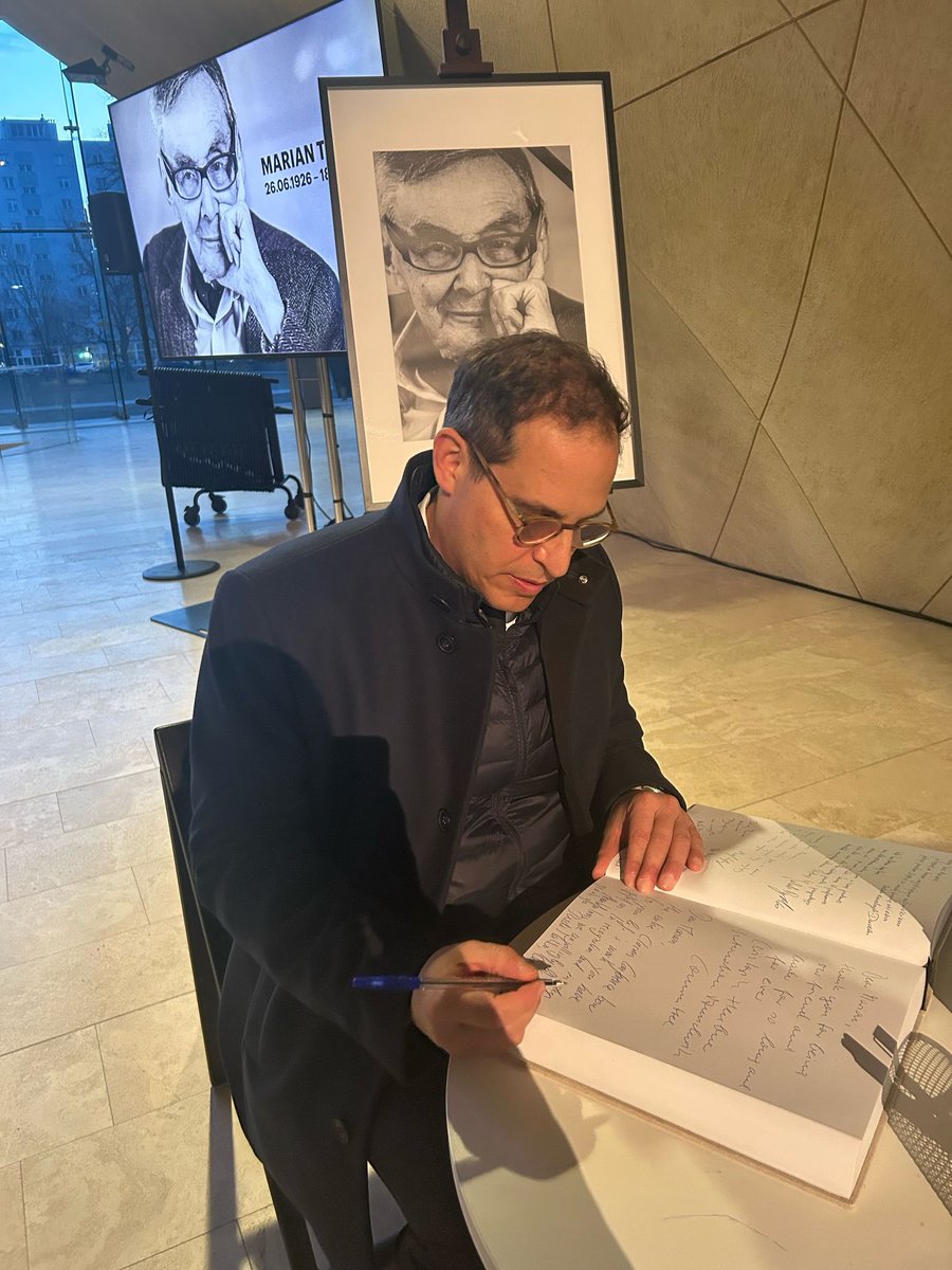 „Mit tiefer Dankbarkeit haben wir heute in Warschau Abschied von Marian Turski ז״ל genommen – einem herausragenden Menschen, einem wertvollen Mitglied der <a href="/ClaimsCon/">Claims Conference</a> Familie und einer unermüdlichen Stimme für die Überlebenden der #Shoah“ sagt <a href="/RuedigerMahlo/">Ruediger Mahlo</a>. „Sein Vermächtnis