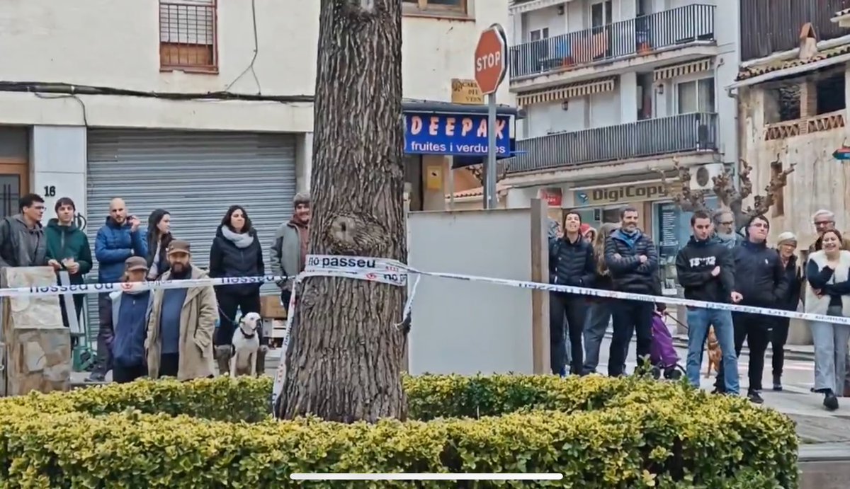 jordisalvia's tweet photo. Arbúcies també bloqueja la parada de l'extrema dreta d'Aliança Catalana. Arreu! #CordóAntifeixista https://t.co/rXQUhaYsfp