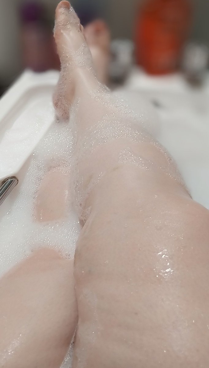 suzu1982's tweet photo. Bubble baths hit differently on a Sunday night.
#BathLegs https://t.co/6rDzU6GAUr