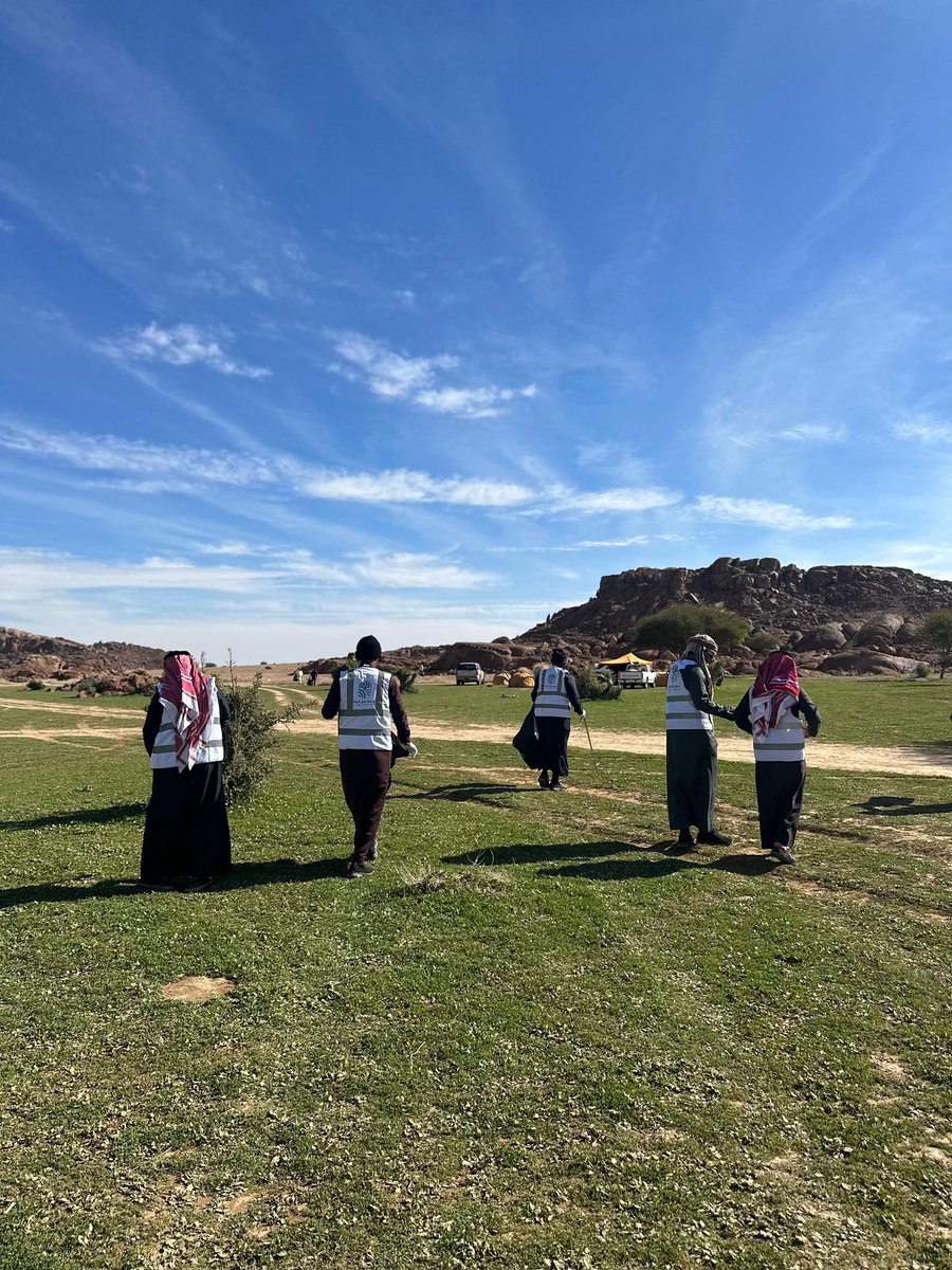 refagalbeaah's tweet photo. نظّمت جمعية رفاق البيئة حملة لتنظيف قاعة فداغة غرب السليمي بمشاركة متطوعين من الجنسين وشارك بالحملة ممثلين من المحافظة.
وهدفت الحملة لنشر الوعي بأهمية نظافة المتنزهات العامة وتعزيز المسؤولية البيئية.
وشاركت@baladia_Alslemy بجمع النفايات التي جمعها المتطوعون ونقلها للمكان المخصص. https://t.co/tYCsjEYeV6