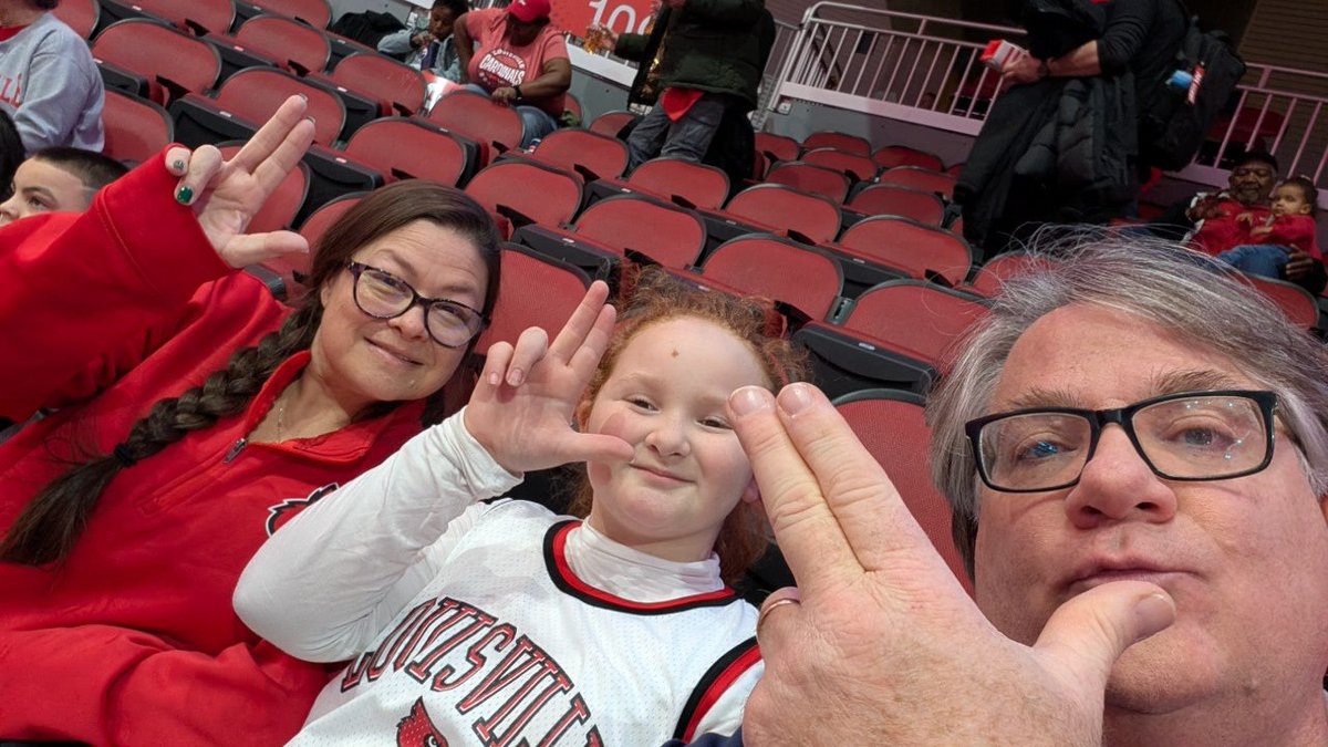 profgesser's tweet photo. Here we goooooo! Beat NC! #L1C4 #GoCards https://t.co/eqXAaPMwH6