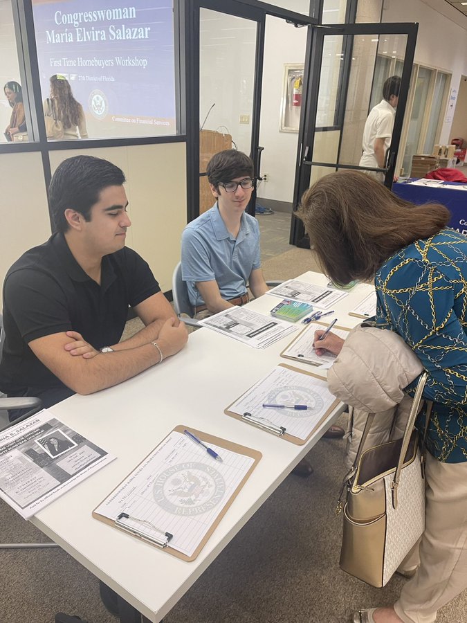 REP_SALAZARA's tweet photo. ¡Ven a la Biblioteca Regional de Westchester HOY para asistir al Seminario para primeros compradores de vivienda!

¡Estaremos aquí hasta la 1PM junto con expertos locales, estatales y federales! https://t.co/d9bOeDI4Dn