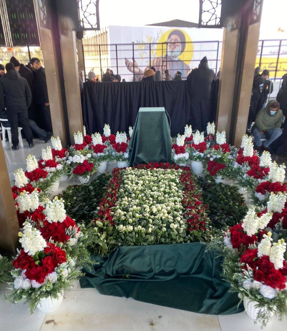 -الترابُ الذي يضمُّك اليوم، هو الترابُ الذي طهّرتَه،
-والأرضُ التي تحتضنُك اليوم،هي الأرضُ التي حررتها،
-والزمانُ الذي يبكيك اليوم،هو الزمانُ الذي صنعتَه.

#بسام_شانع
#إنّا_على_العهد_يا_نصر_الله