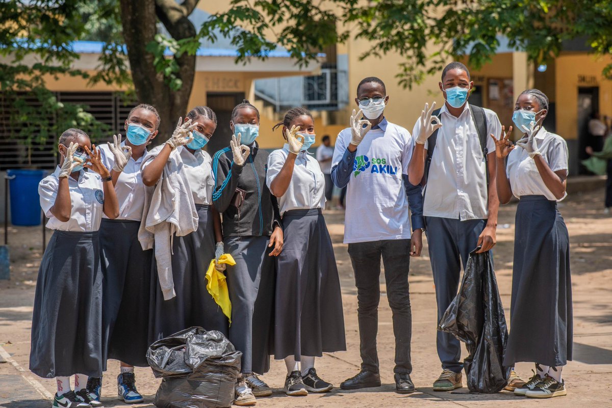 L'éducation nationale doit être un pilier fondamental dans la construction d'une identité congolaise pérenne.
Trop nombreux sont ceux qui ont manqué de repères dans notre société, ce qui les a conduits à commettre des erreurs.
Aujourd'hui, changeons de cap. 
Donnons aux jeunes