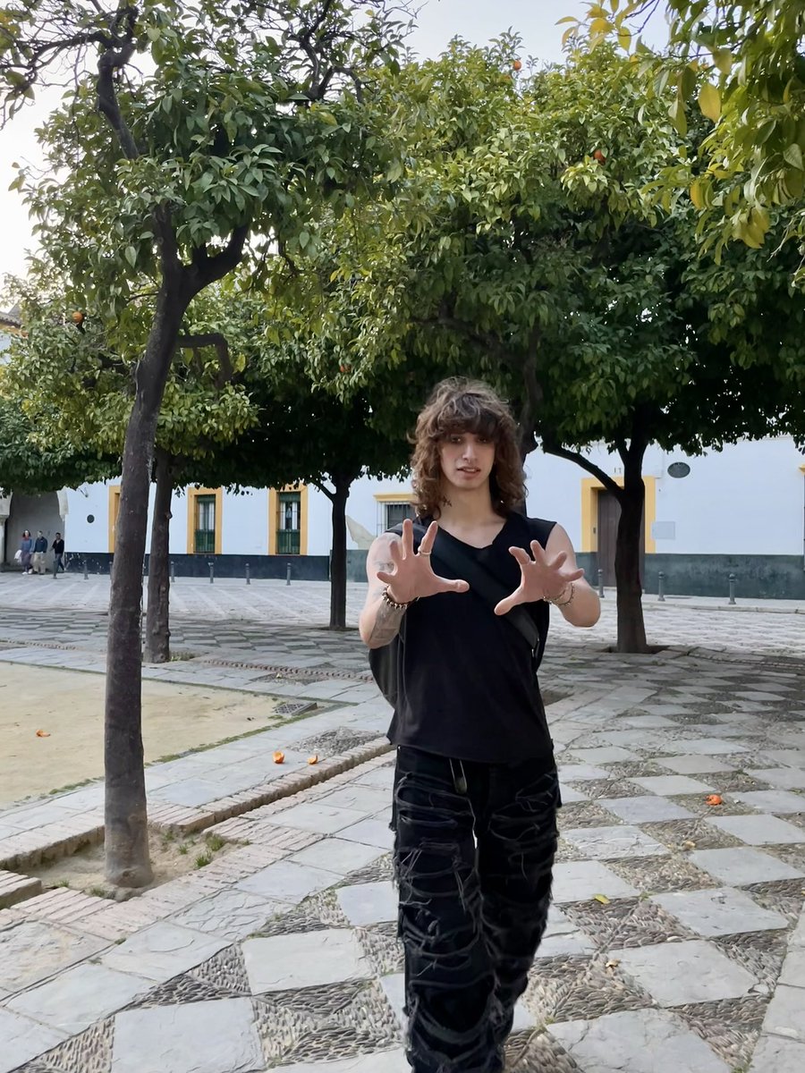luztss1's tweet photo. #hotgf and #hotbf in Sevilla https://t.co/zBmuAs5EVK