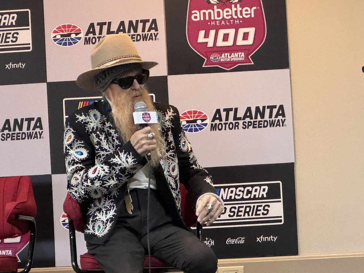 FSBradH's tweet photo. Today’s grand marshal also apparently knows a thing or two about a sharp dressed man #NASCAR https://t.co/cw8T3Dk1Hd