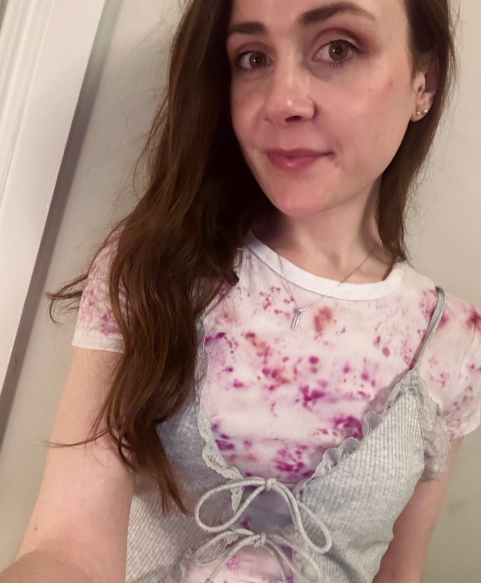 JustineStafford's tweet image. Tie-dyed a T-shirt using flower petals and it actually turned out pretty slick! 🤟🌹