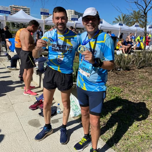 Hoy se ha disputado el siempre magnifico Maratón de Sevilla.
Y en esa línea de salida, se han puesto Rubén y Barnes. Durante sus 42195 metros le han dado caña y al final, les han dado una bonita medalla de recuerdo y ahí les tenéis luciéndola tan estupendamente.
⚡️¡Enhorabuena!⚡️