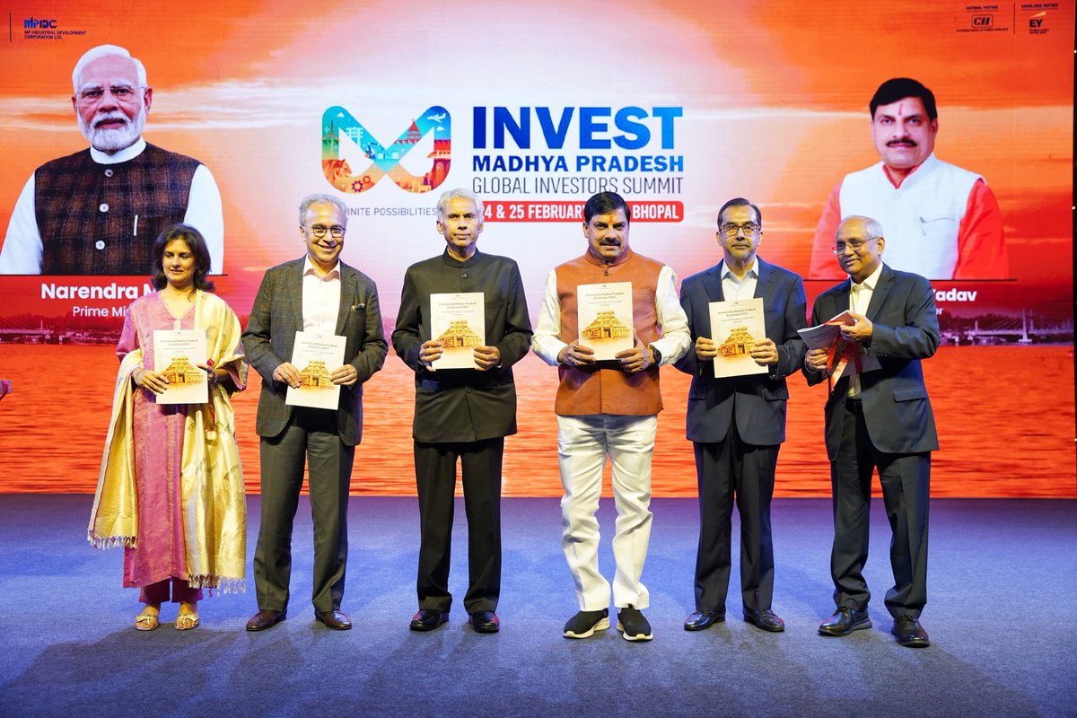 DrMohanYadav51's tweet photo. At Hotel Taj Bhopal, A dinner is hosted for esteemed guests attending the Global Investors Summit 2025.

On this occasion, the books "Envisioning Madhya Pradesh Economy@2047" and "Unlocking Potential, Driving Growth – February 2025" were officially unveiled. 

#InvestMP #InvestInMP #MPGIS2025 #GIS2025