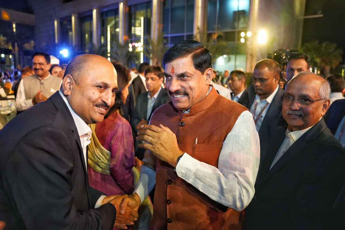 DrMohanYadav51's tweet photo. At Hotel Taj Bhopal, A dinner is hosted for esteemed guests attending the Global Investors Summit 2025.

On this occasion, the books "Envisioning Madhya Pradesh Economy@2047" and "Unlocking Potential, Driving Growth – February 2025" were officially unveiled. 

#InvestMP #InvestInMP #MPGIS2025 #GIS2025