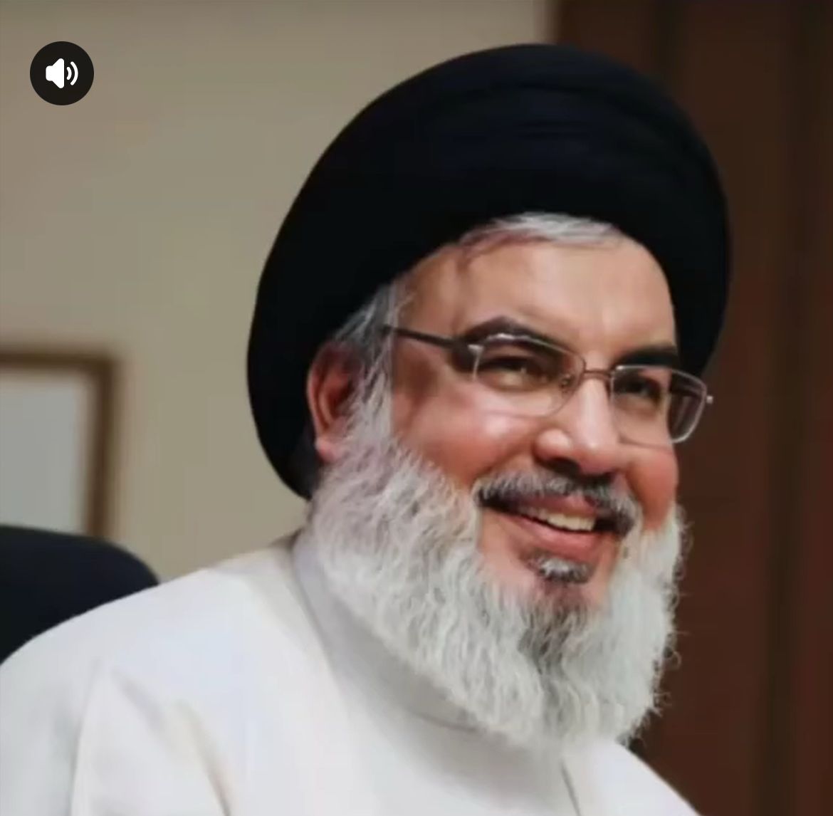 اليوم كان موعدُ الزمان مع وداع #السيّد الذي صنع أجمل زماننا.
محمولًا على أنفاس الناس، وملءِ الحناجر والقبضات دخل، ليسمع  تجديد العهد، ويمضي، مطمئن النفس، على شعب النصر الآتي. 
الأمَّةُ التي مشت خلفه تظلّلت بصوته وشهادته.
نعشُه بدا بضعةً من شمس والمرقدُ قطعةً من سماء.
وغدًا حين