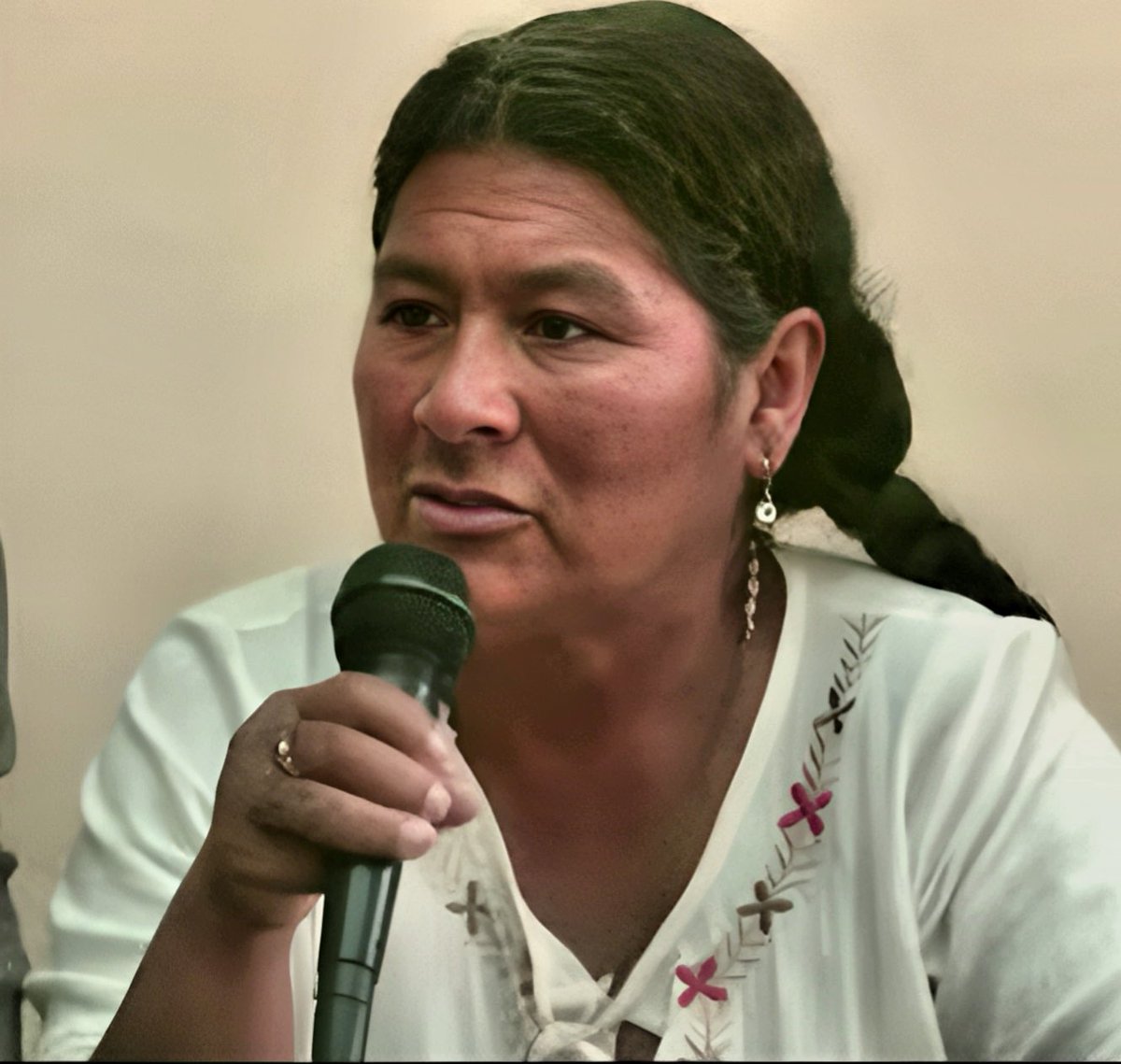 Esta es Isabel Rodríguez Chipana, una exterrorista acogida a la Ley de Arrepentimiento en 1992. Su testimonio —contrario a lo declarado por la señora Margarita Patiño, viuda de Bustíos, y por el periodista sobreviviente Eduardo Rojas— fue sorprendentemente tomado como verdad