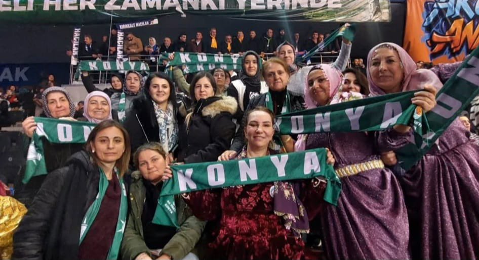 mustafaakis's tweet photo. Bugün bir kongre maratonumuzu daha tamamladık. Ak Partimizin 8. Olağan Kongresi milletimize, memleketimize hayırlar getirsin. 

Sayın Cumhurbaşkanımız tekrar Ak Parti Genel Başkanı seçildi. Hepimize kutlu olsun. 

Sayın Cumhurbaşkanımıza Allah hayırlı uzun ömür nasip eylesin. Onun Genel Başkanlığı’nda daha nice seneler hep birlikte Türkiye’mize hizmet etmeyi Rabbim bizlere göstersin. 

Çok görkemli bir şekilde gerçekleştirilen kongremize Türkiye’nin her yerinden teşkilatlarımız katıldılar. Hiçbir zorluğa ve dondurucu soğuğa aldırış etmeden adeta Ankara’ya akın ettiler. Bu kutlu yürüyüşün önemli bir noktasında partilerini ve liderlerini yalnız bırakmadılar. 

Teşkilatımızın o gayretini gördükçe bu davanın bir neferi olarak duygulanmamak elde değildi. Onlardan nasıl helallik isteyeceğiz, inanın bilemiyorum. 

Bugün Ak Parti’nin tarihi seyri içerisinde en çok takdir edilmesi gereken, en çok alkışı hak eden hiç şüphe yok ki teşkilatlarımızdır. 

Geçirdiğimiz her badirede en öne atılarak Partimize kol kanat geren her zaman teşkilatlarımız olmuştur. 

Sıkıntıya düştüğümüz anlarda Partimizi tutup kaldıran, ona omuz veren teşkilat mensuplarımızdır. 

Tüm seçimlerimizde bizi zafere taşıyan itici güç, teşkilat gücümüzdür. 

Bence Ak Parti teşkilatları ana kademesiyle, kadınıyla, genciyle her türlü övgüyü hak eden bir teşkilattır.

Allah onlardan ebeden razı olsun. Bizlere haklarını helal etsinler. 

Rabbim birliğimizi bozmasın. 

@RTErdogan 
@Akparti