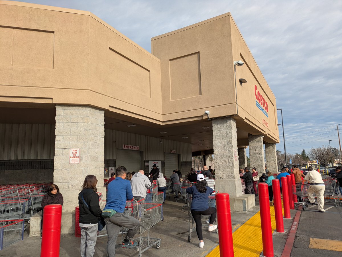 因为还在倒时差所以破天荒大清早就出门去costco，竟然看到开门前一堆人在门口排队。原来是进去买鸡蛋的。还发现costco开始卖鸡爪了，真是离开了三个月回来后美国大变样了。