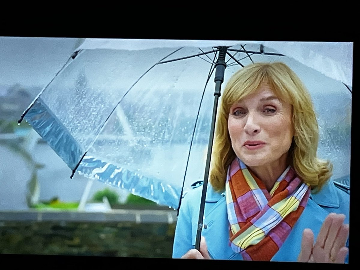 Edgy opening titles on this weeks #AntiquesRoadshow declaring this weeks showing coming from London Derry 😳