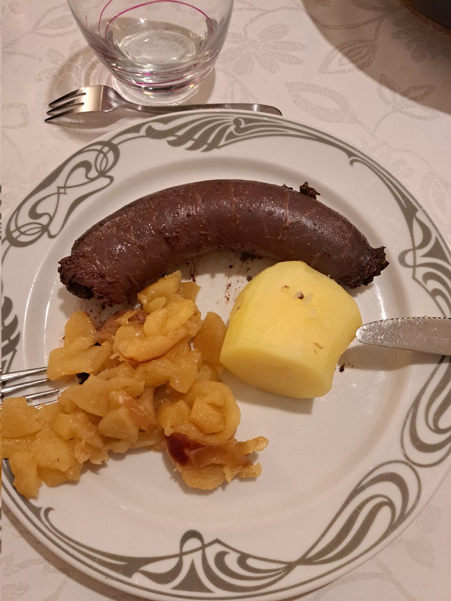 DoryC6's tweet image. Du boudin de ma chasse pour fêter la fin de saison cynégétique, des pommes et des patates! 
#WhatElse 
#ChassePartage