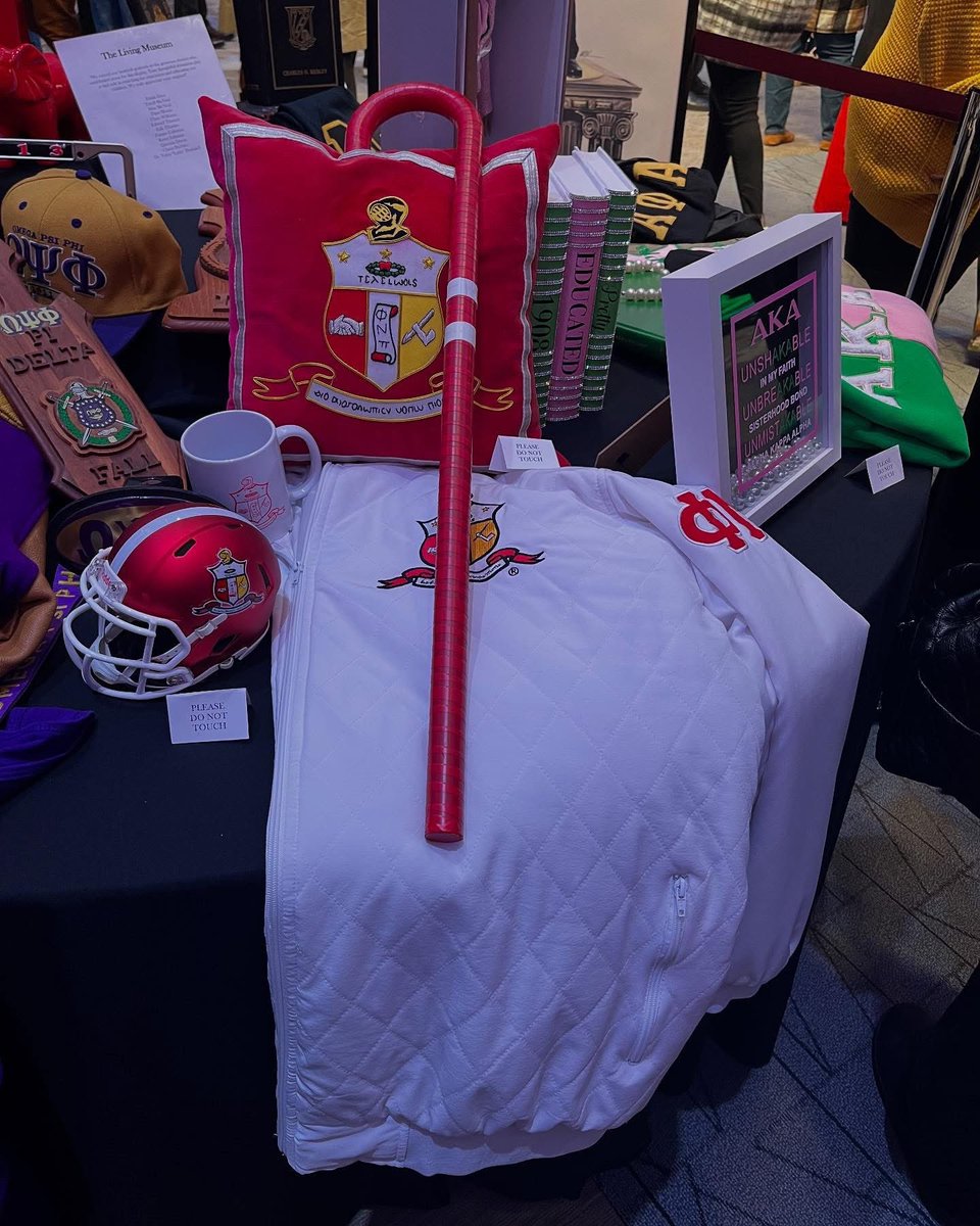 EarlKSneed's tweet image. I enjoyed the Black History Month live museum at church today after a powerful word from @pastordonj. I especially enjoyed stopping by the Divine 9 table and meeting fellow Kappa brother Brent Thibeaux. You meet Kappa men everywhere. 👌🏽♦️

(CC: @kapsi1911)

#Nupes #Kappas