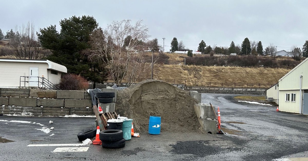 City_of_Pullman's tweet image. Need sand bags to help control flooding? Sand and sand bags are available to pick up at:

Pullman Public Works
Maintenance &amp;amp; Operations Facility
825 NW Guy Street
Pullman, WA
