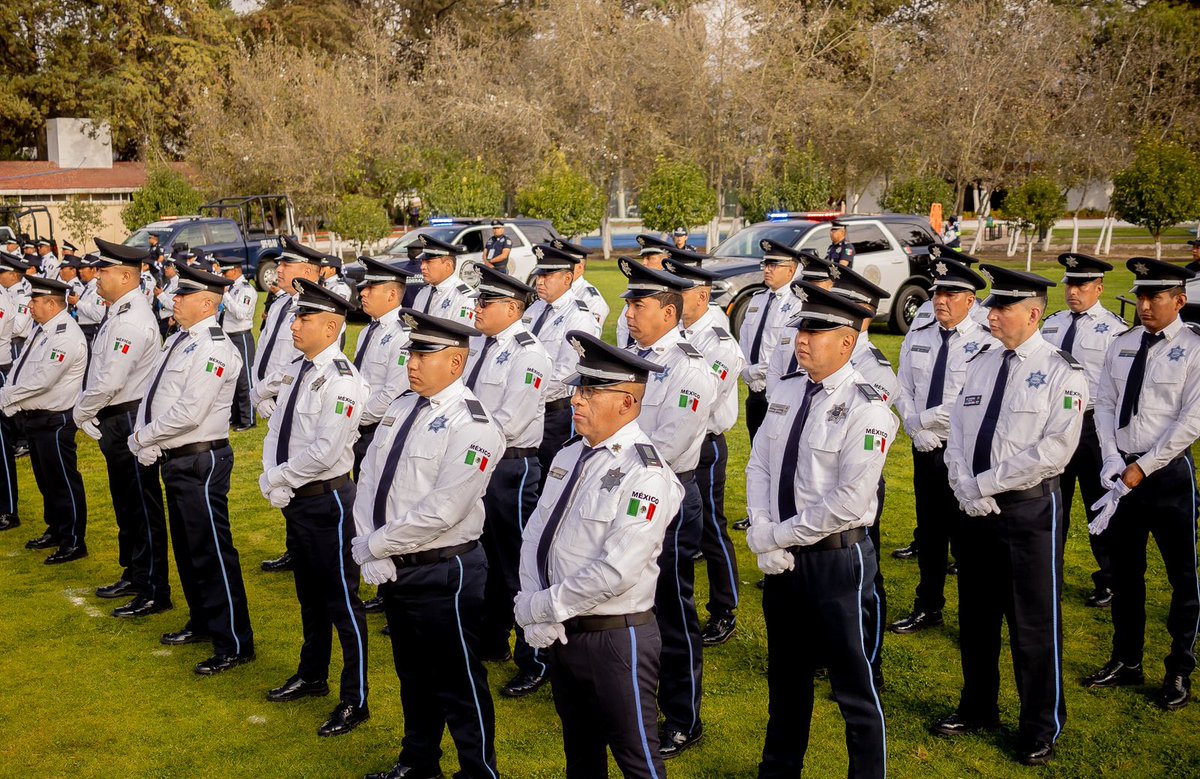 spf_sspc's tweet photo. Con honor y responsabilidad, nuevas generaciones se suman al Servicio de Protección Federal. 👮♀️👮♂️ Su misión: Proteger nuestras instituciones y contribuir a la estabilidad del País. ¡El futuro de la seguridad está en buenas manos! 💙 #ProtectoresDeLaNación #OrgulloSPF https://t.co/VnPVc7FIzS