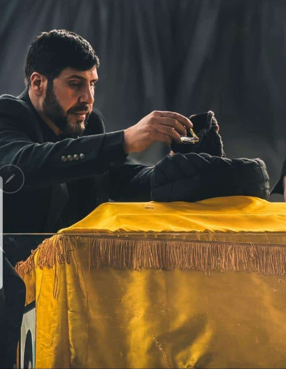 #انا_على_العهد بالأمسِ مذ كان حيّاً كنتَ تحرُسُهُ
واليوم في نعشهِ.. مازلتَ حارسَهُ