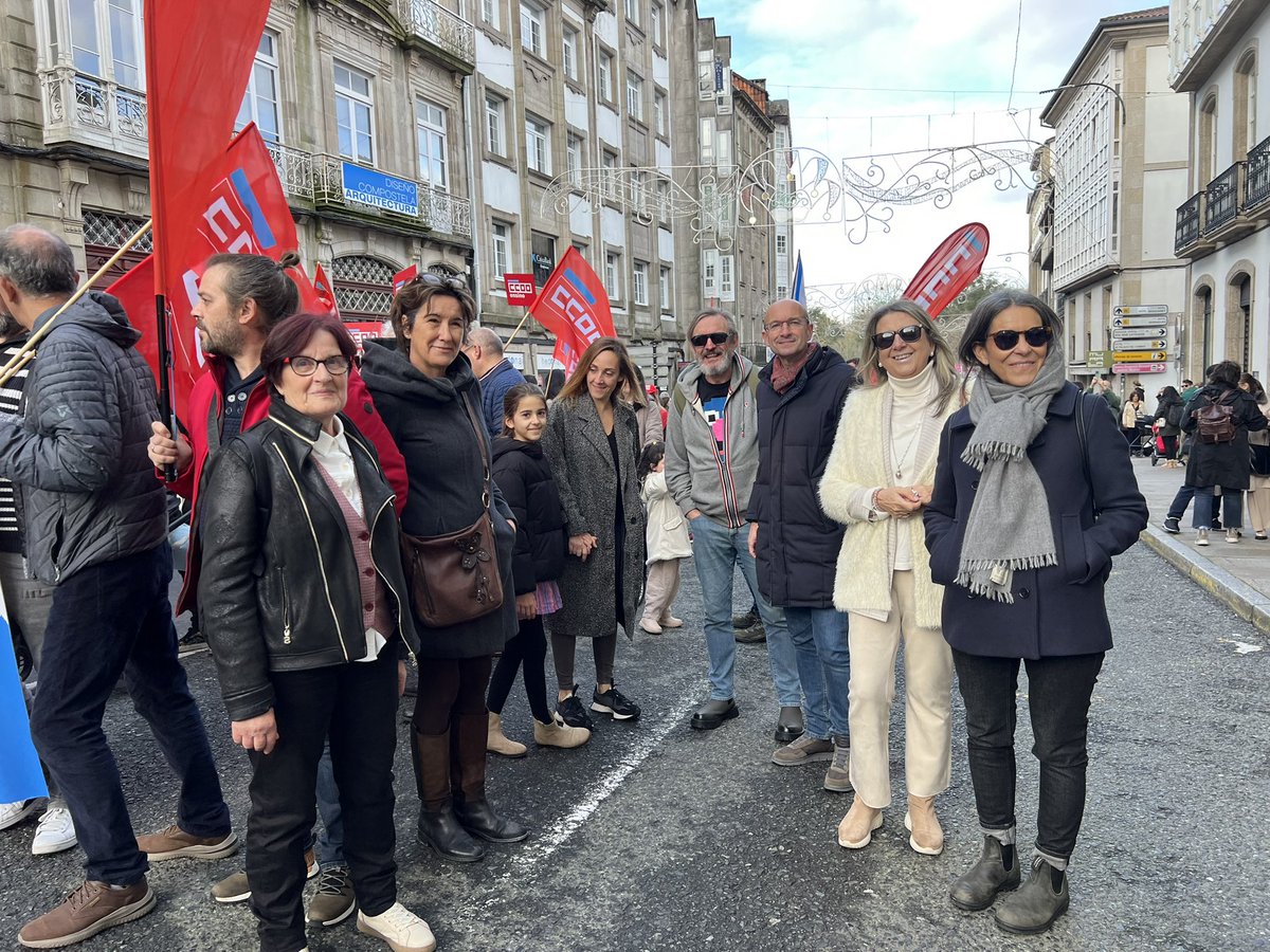gonzalomuinos's tweet image. 💥 Saímos á rúa acompañando á sociedade galega pola defensa do idioma, como faría a gran activista pola lingua e pola nosa terra que foi Rosalía de Castro, a quen tamén hoxe lembramos no Panteón de Galegas e Galegos Ilustres

#QueremosGalego #DíadeRosalía