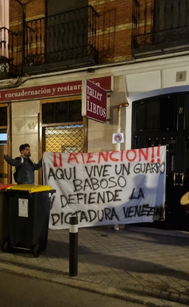 Un héroe ha colgado esta pancarta en la puerta de la casa del abusador sexual español y asesor de Maduro, Juan Carlos Monedero.

Monedero ha sido denunciado por abuso sexual, múltiples mujeres se atrevieron a hablar, entre ellas, sus propias alumnas.