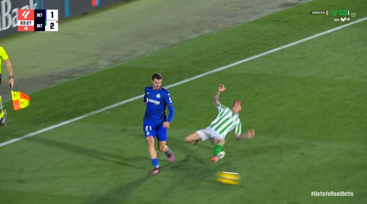 ArchivoVAR's tweet photo. 🖥️💥 El VAR se lavó las manos en el Getafe - Real Betis.

👉🏻 Antony entra con intensidad por detrás pero apenas contacta con Juan Iglesias.

❌ NO ES ROJA DIRECTA.

▪️ Alberola Rojas, que llevaba la amarilla en la mano, la cambió por la roja a instancias de su asistente. https://t.co/EqAd5G9QOO