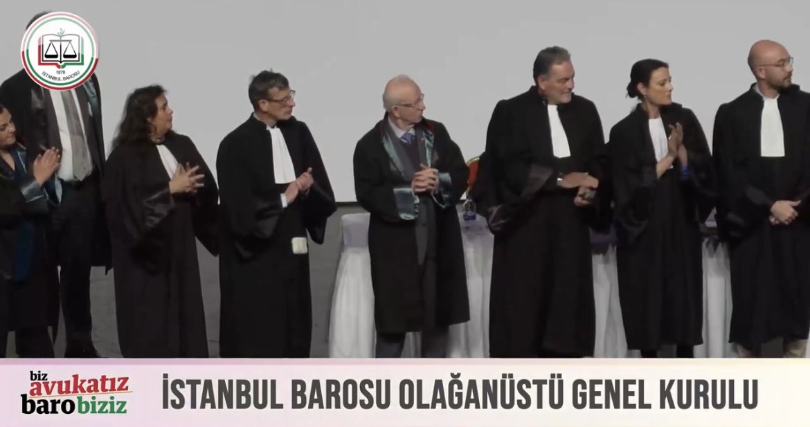 AvMuge's tweet photo. Türkiye Cumhuriyeti’ni  Uluslararası Kuruluşlara şikayet eden ve bugün Fransa, Hollanda, Brüksel, İtalya ve İsviçre’den gelen Baro Başkanları ile İstanbul Barosu Olağanüstü Genel Kurulunda gövde gösterisi yapmaya kalkan @ibrahimkaboglu na soruyorum? Yanınıza aldığınız, sizinle işbirliği yapan dayanışma halindeki avukatlar neyi temsil ediyor? Misafirlerinizi, Türkiye Cumhuriyeti’ne sözde İnsan Hakları dersi vermeye mi çağırdınız? Türk Yargısına bu şov için umuyorum ki ayrıca hesap vereceksiniz. @ibrahimkaboglu @istbarosu