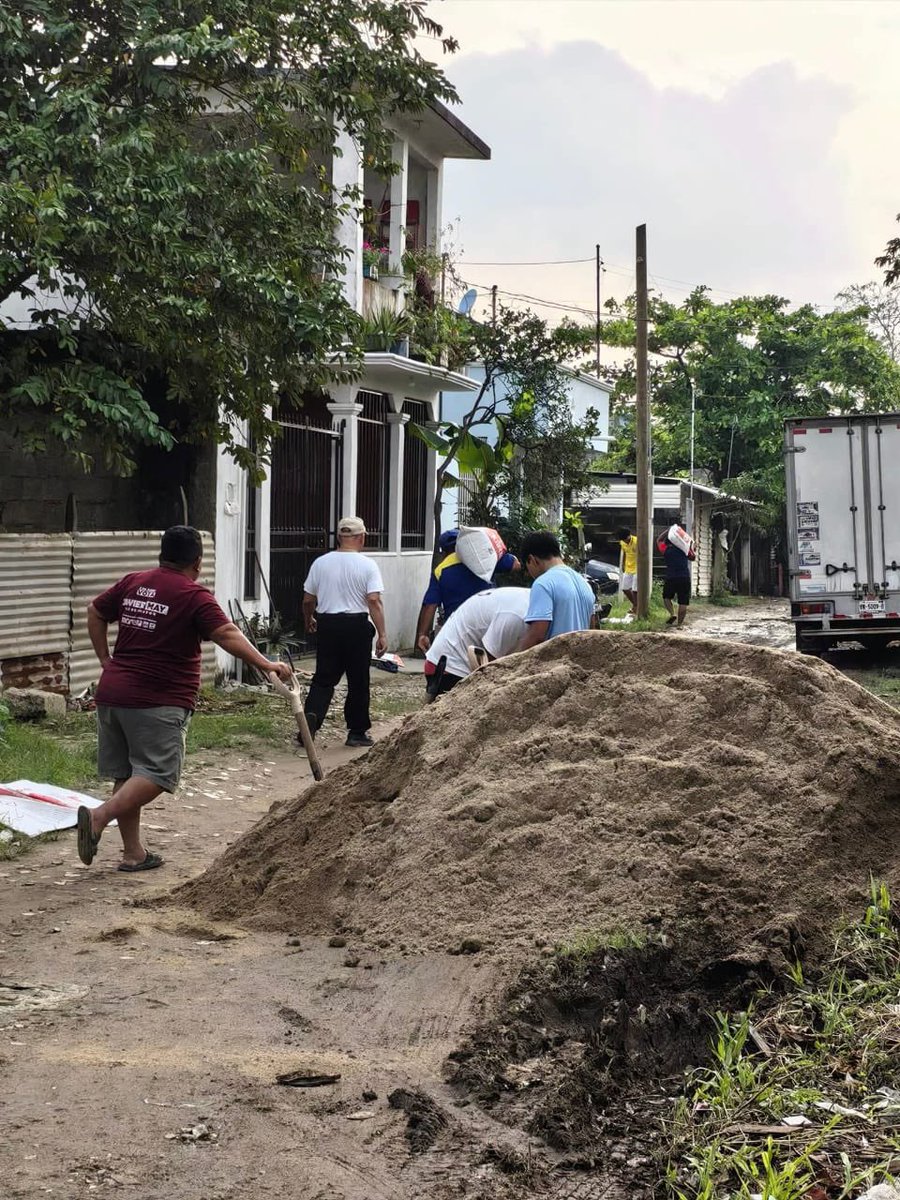 YolandaOsunaH's tweet photo. Personal de Protección Civil Municipal y del SAS brinda diversos apoyos a casi 100 familias del sector Armenia, en la colonia Gaviotas, que resultaron afectadas a causa de las lluvias del frente frío No. 28. https://t.co/mBEOA1Iprq