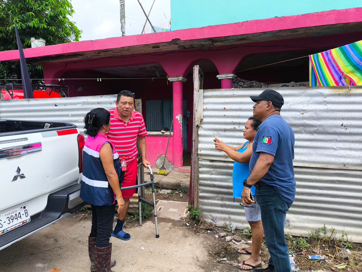 Personal de Protección Civil Municipal y del SAS brinda diversos apoyos a casi 100 familias del sector Armenia, en la colonia Gaviotas, que resultaron afectadas a causa de las lluvias del frente frío No. 28.
