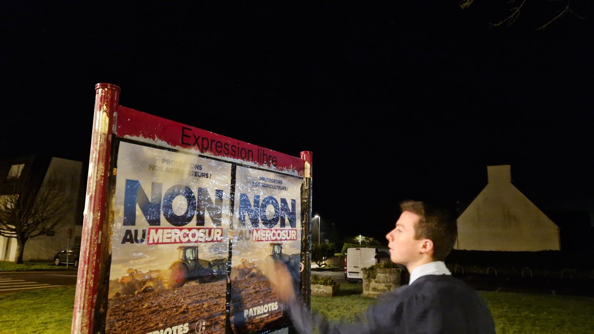 Christel_Henaff's tweet photo. Des militants du @RNational_29  étaient
mobilisés sur #Quimper  et le pays glazik pour afficher notre soutien aux agriculteurs et dire
#NonAuMercosur

Protégeons nos agriculteurs!
🇫🇷 https://t.co/B7ZPC8frop