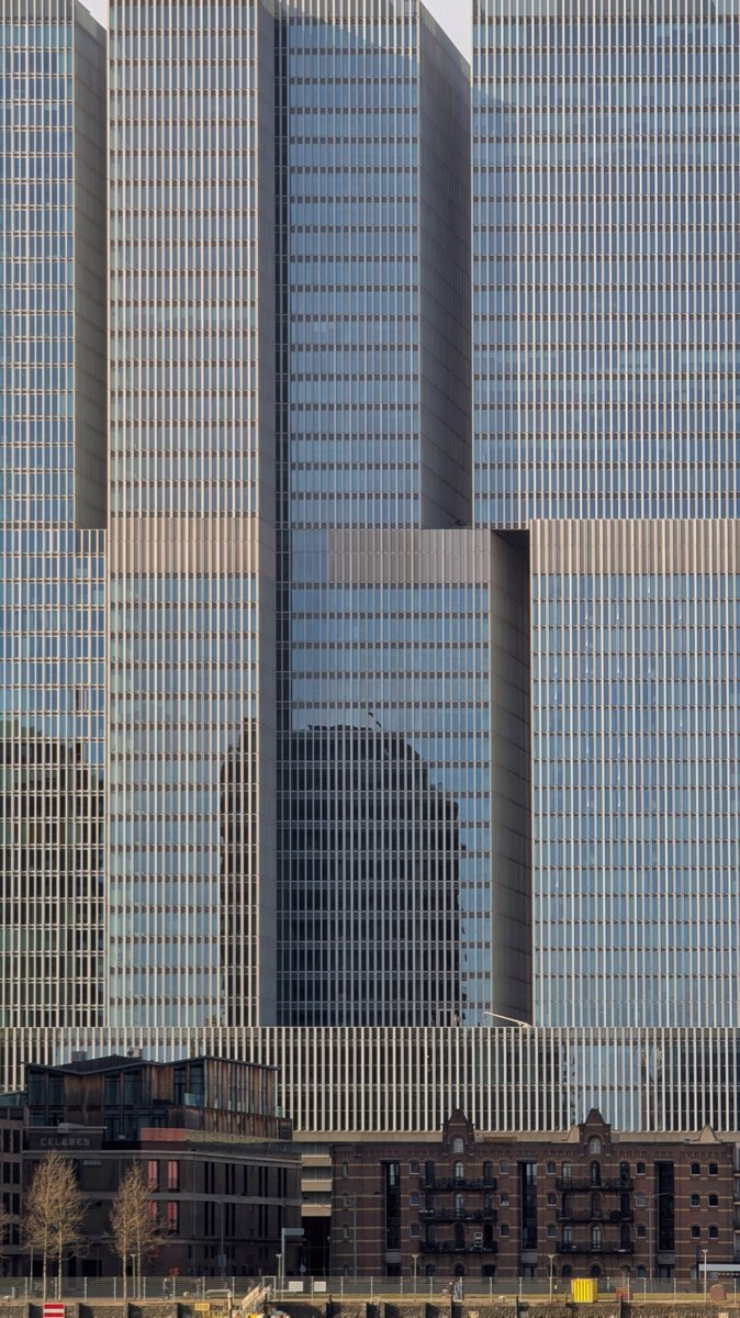 zzapback's tweet photo. De Rotterdam vandaag
#Rotterdam #architectuur
#hoyafilter #exapro #snapseed #pixel7pro https://t.co/mjKQ0UrPnl
