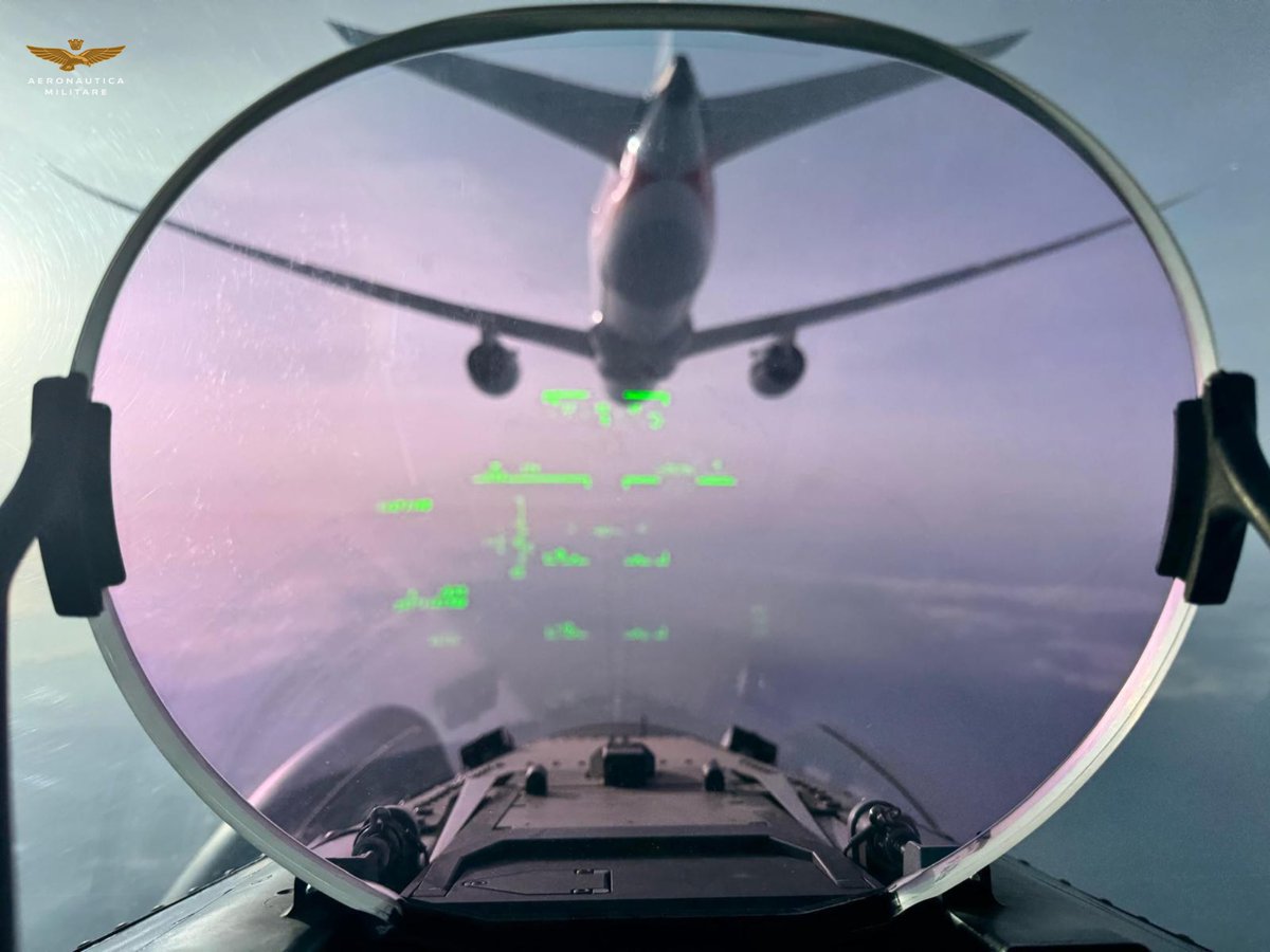 Vinamralongani's tweet image. Remarkable photos from the cockpit of the Eurofighter aircraft that escorted this American Airlines B787-9.
The aircraft was enroute Delhi from New York JFK and diverted to Rome due to a bomb threat.
Passengers have safely disembarked the aircraft.
#AvGeek