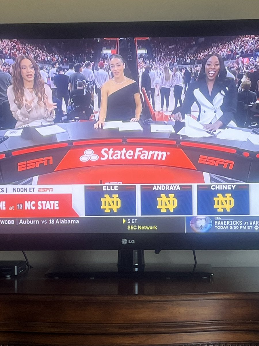 brad_bradtodd79's tweet photo. @PackWomensBball @StateFarm 😂😂😂 https://t.co/nLsh3jVVHM