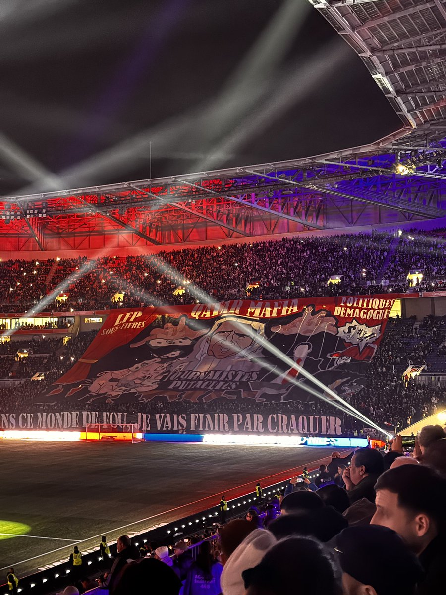 lnstantFoot's tweet photo. "QATAR MAFIA" avec une représentation de Nasser Al-Khelaifi qui contrôle des "journalistes putaclics". 

La banderole déployée par les supporters lyonnais au Groupama Stadium. 🔴🔵 https://t.co/fNPzt7xlrO