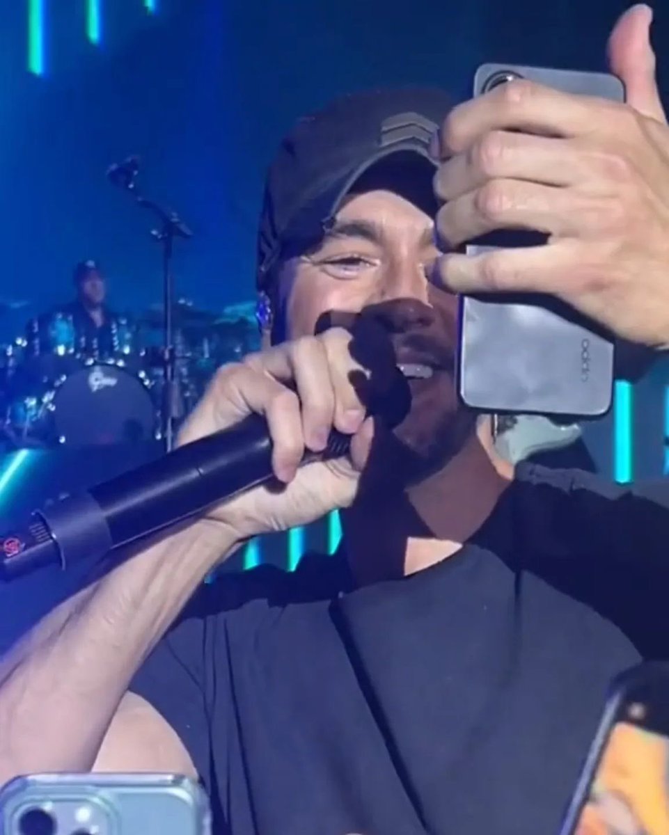 bridzsi78's tweet photo. Selfie time 😁🫶 
Repost : @quique_jola 
@enriqueiglesias https://t.co/hGfRUEHWXx