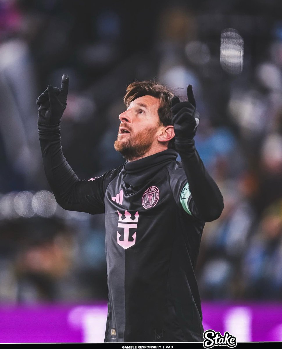 StanRex77's tweet image. He plays football...