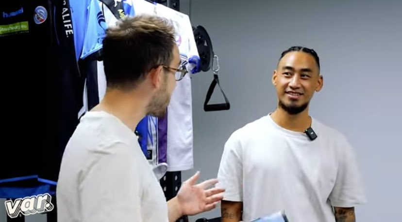 C’est le SEUL international laotien à avoir évolué en Ligue 1 ! 🇱🇦
Billy Ketkeo est le 4ème invité de La VAR., voici ce que je retiens d’une interview singulière ⬇️