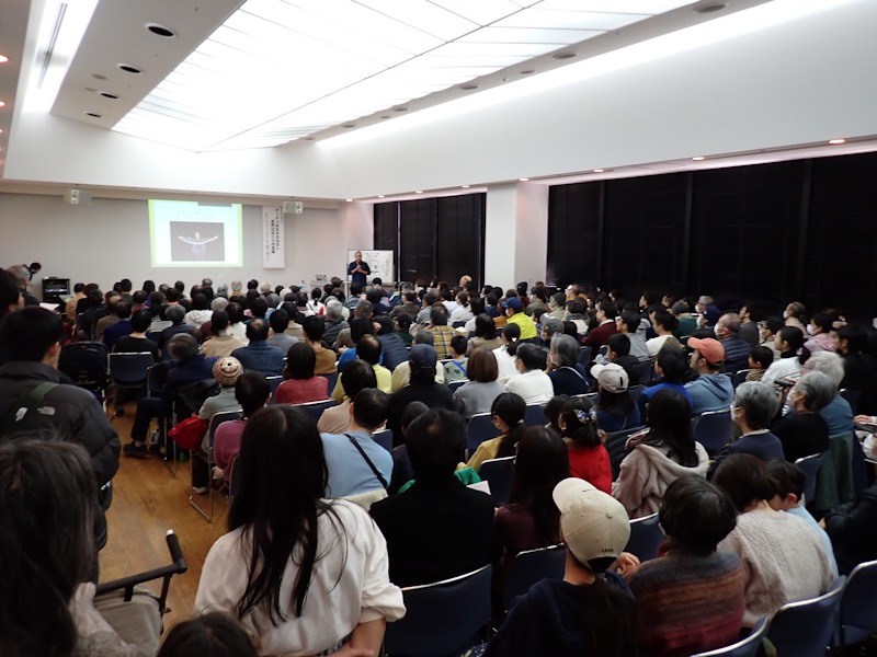 itakon_net's tweet image. 昨日は、友の会の総会と、生物多様性講演会「ゲッチョ先生のおはなし 自然はぼくらの宝箱」でした、会場に入りきれないほどの超満員で、話も楽しく大盛りあがりでした、その後の交流会、会員の研究展示発表もとてもよかったです。企画展「盛口満 原画展 〜ゲッチョ先生の宝箱〜」は、本日最終日です