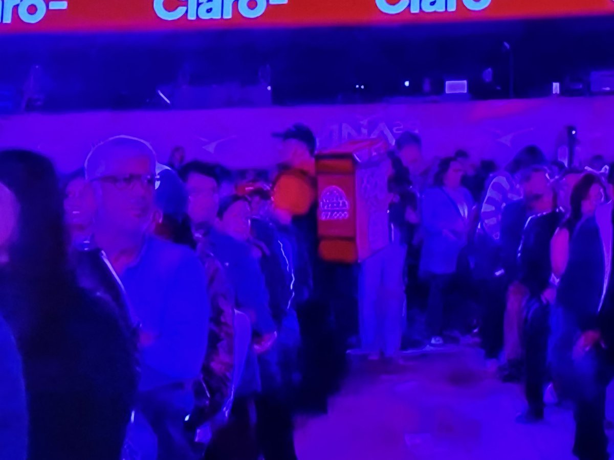JFVALEN's tweet photo. Que hace un repartidor de pizza en la Quinta Vergara ??? #Festivaldevina2025 https://t.co/kRuoh7ml8L