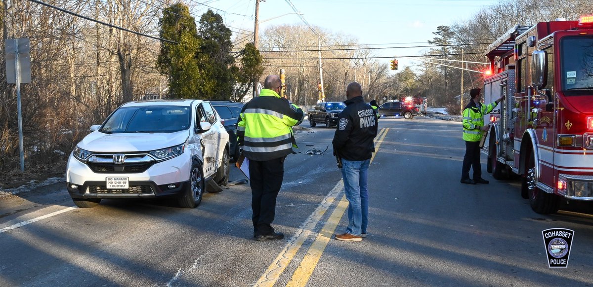 CohassetPolice's tweet image. 3A back open following crash investigation @ Pond St. 5 cars involved. Full press release @ CPD Facebook.