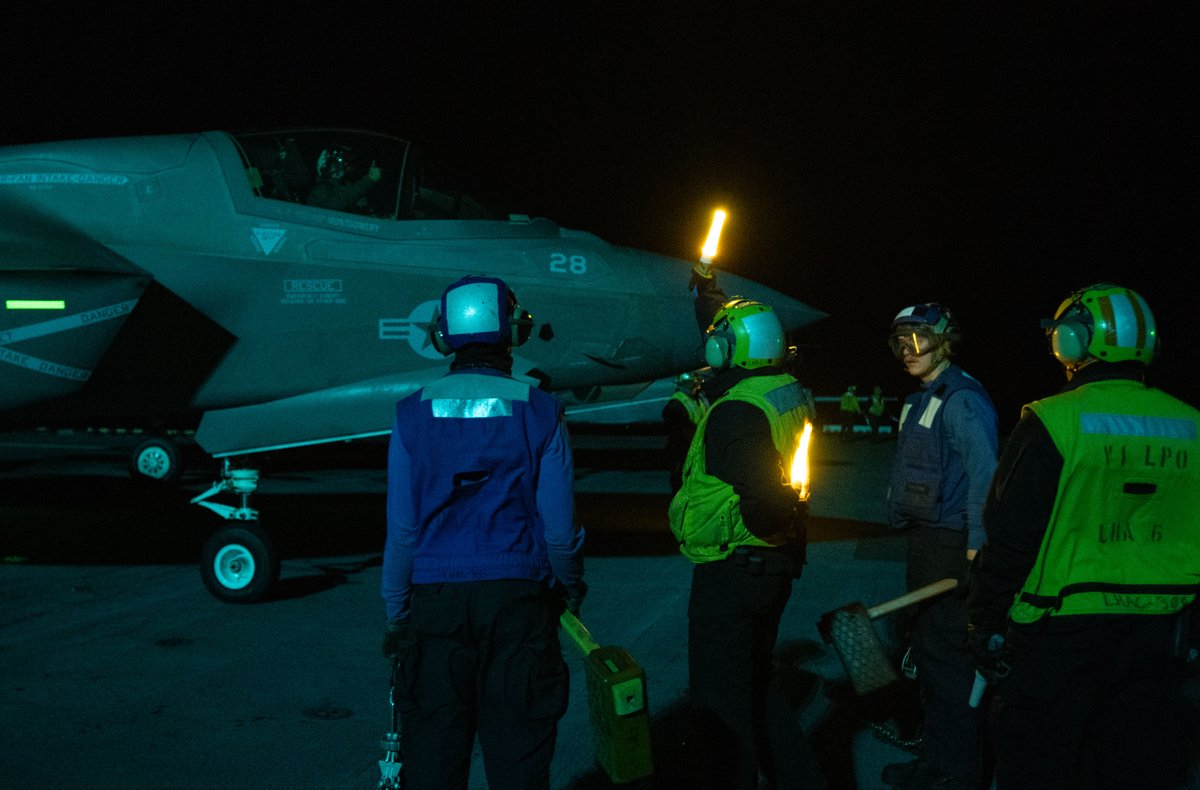 Sailors aboard the forward-deployed amphibious assault ship USS America (LHA 6) guide F-35B Lightning II fighter aircraft from Marine Fighter Attack Squadron 242 while conducting flight operations in the Philippine Sea, Feb. 12.

📸 by MC3 Darian Lord

#USNavy | #ForgedByTheSea