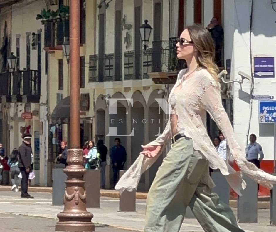 Conecta_Informa's tweet photo. #EsNoticia|Este mediodía, la cantante Belinda filmó algunas escenas para su nuevo videoclip en el centro del pueblo mágico de #Zacatlán.
La intérprete realizó tomas en el reloj floral, en el portal Hidalgo del Palacio Municipal, así como en el puente de cristal y los vitromurales https://t.co/5V4UPneaHV