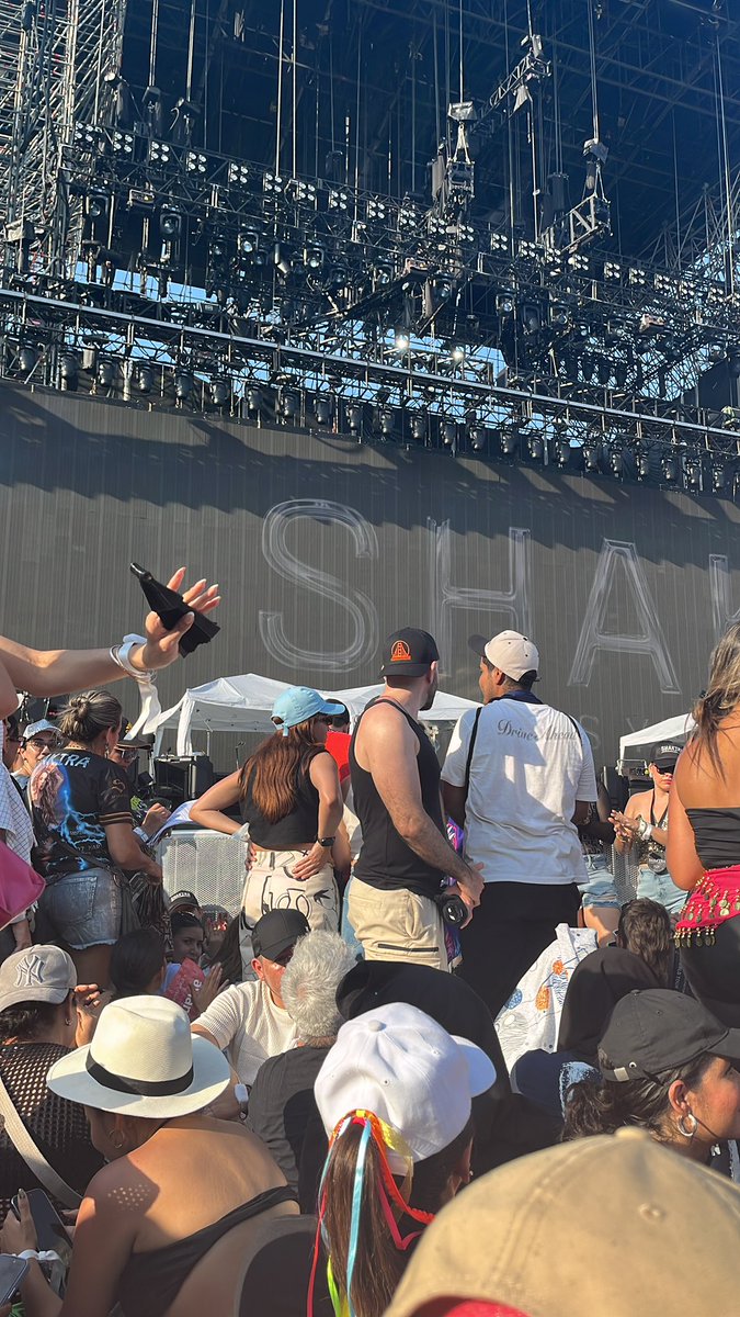 dximenahh's tweet photo. Desde muy temprano y bien cerquita para ver a la reina @shakira. Aguantamos calor, sol, cansancio pero valió 1000% la pena … gracias por este inolvidable día. https://t.co/OgrWLXkMC1