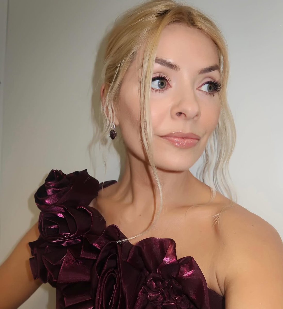 Elegant <a href="/hollywills/">Holly Willoughby</a> wearing beautiful bespoke Suzanne Neville on tonight’s <a href="/dancingonice/">Dancing on Ice</a> 🥀

@danniiwhitemanstylist @patsyoneillmakeup @cilerpeksah_hairstylist 🤍 #suzanneneville #DancingOnIce